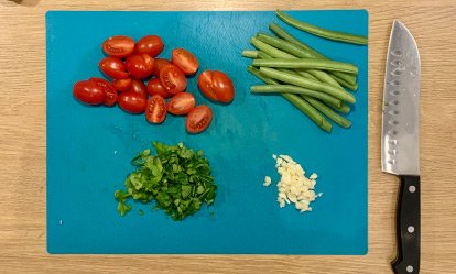 Prepara las verduras - Salmon con tomates salteados