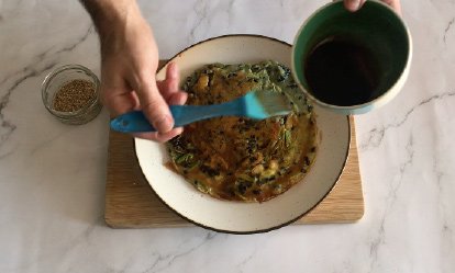 El toque final - Okonomiyaki vegetariano