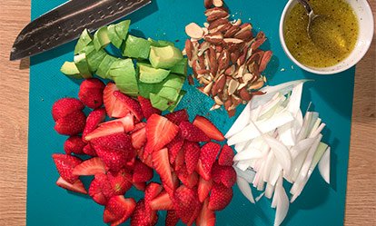 Prepara los ingredientes - Revuelto de fresas y aguacate