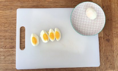 Los huevos - Pollo con ensalada de pak choi