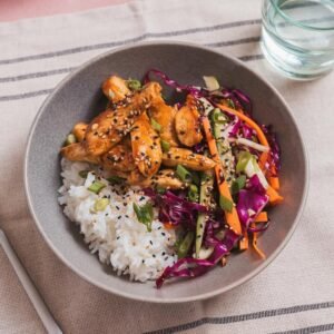 Bowl de pollo bulgogi coreano con coleslaw asiático