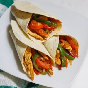 Fajitas de pollo con salsa melosa de tomate y pimiento