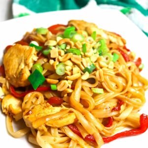 Pad thai de pollo y pimiento italiano