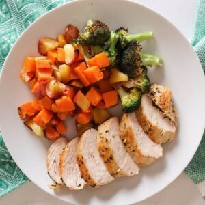 Pollo al estragón con boniato y verduras al horno