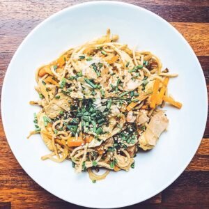 Yakisoba japonés de pollo con verduras y katsuobushi