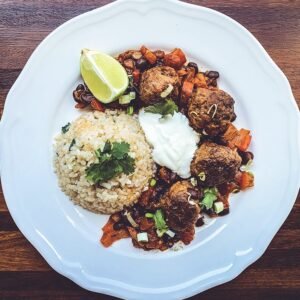 Albóndigas estilo chili con carne con frijoles negros y arroz integral