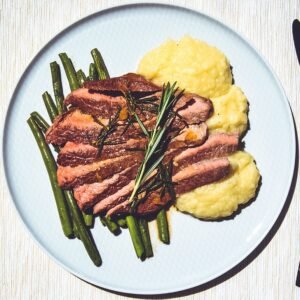 Bistec al romero con puré de coliflor y parmesano