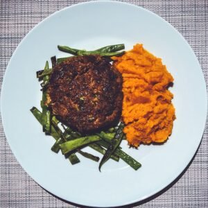 Hamburguesa con balsamico al plato con pure de boniato y judias verdes