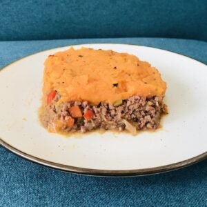 Pastel de carne con picada de verduras y puré de boniato