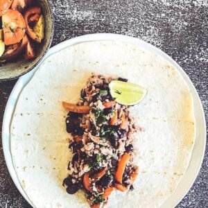 Fajitas de carne de cerdo con ensalada de aguacate y tomate