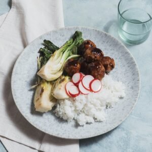 Albóndigas de cerdo al estilo cantonés con pak choi y arroz jazmín