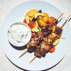 Souvlaki de cerdo con tzatziki y ensalada templada de patatas